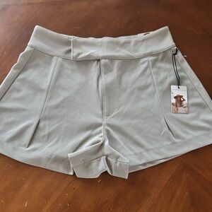 NWT Sincerely Jules high
waisted Trouser Short size 11/30
Sage